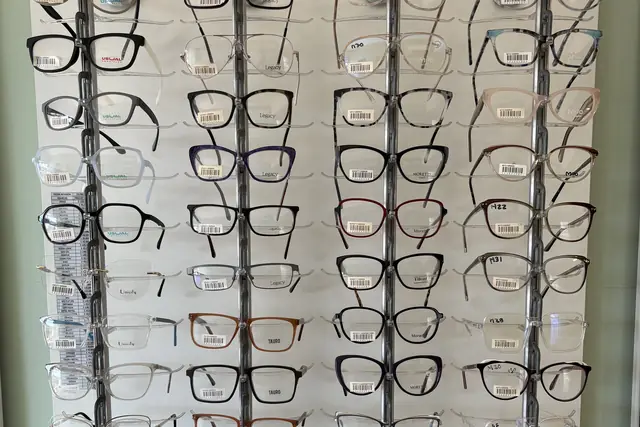 Exhibidor de armazones para anteojos recetados, en cuatro columnas