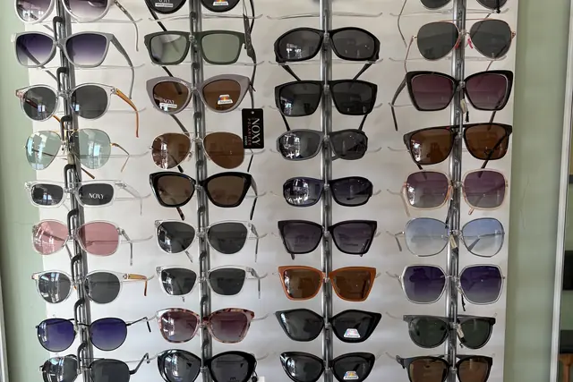 Exhibidor de anteojos de sol de varios colores, en cuatro columnas